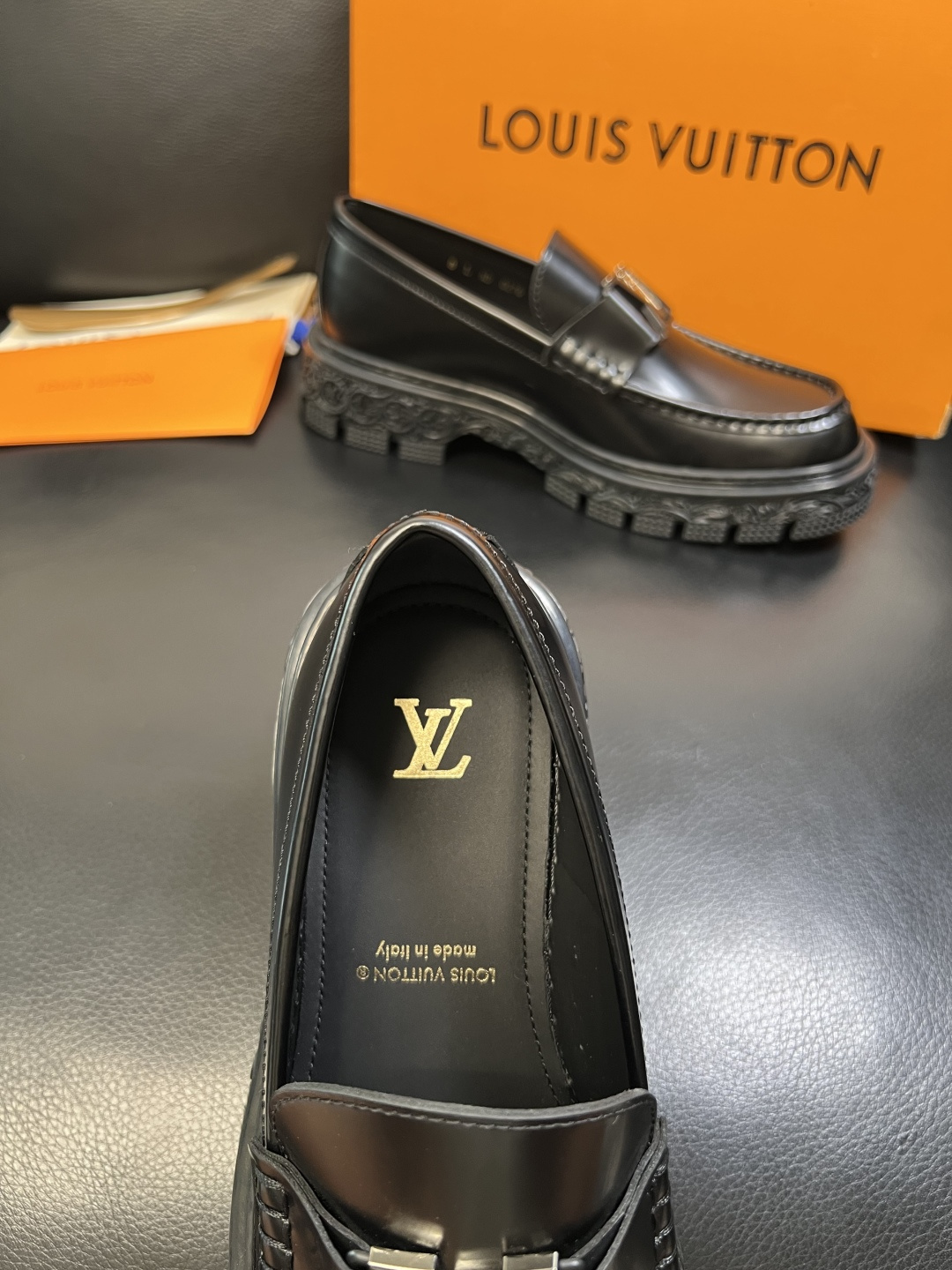 Lv 高品质 顶级工艺品 路易威登 皮鞋专柜同步原厂配置，鞋面意大利进口，进口水染牛皮内里，鞋底：原厂特