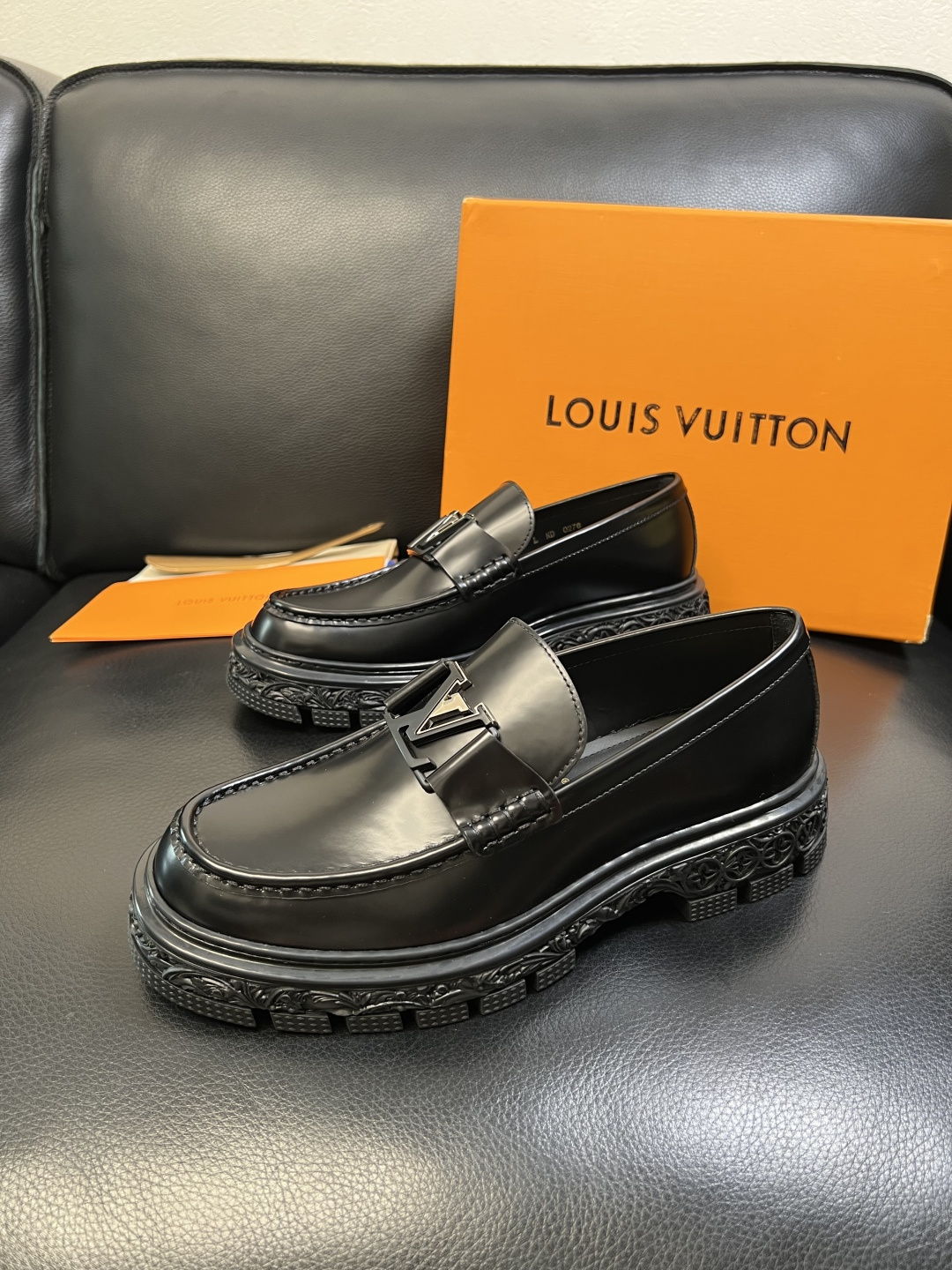 Lv 高品质 顶级工艺品 路易威登 皮鞋专柜同步原厂配置，鞋面意大利进口，进口水染牛皮内里，鞋底：原厂特