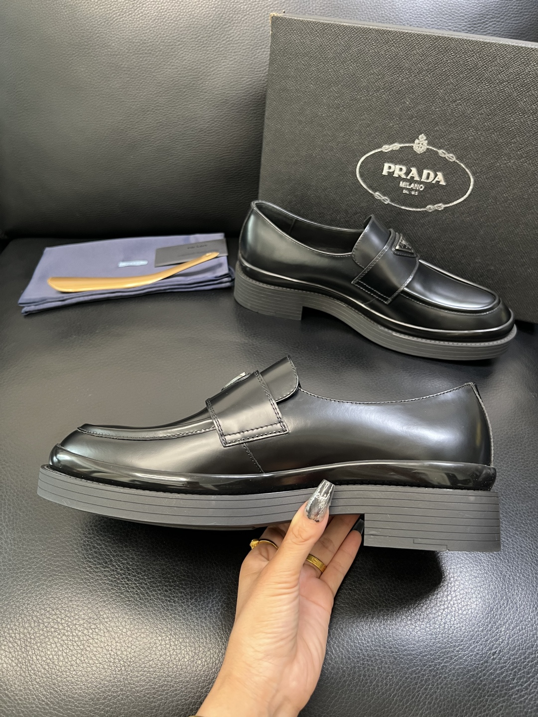 PRADA 高品质 顶级工艺品 普拉达 皮鞋专柜同步 原厂配置，意大利进口原版牛皮面料，透气舒适进口水染