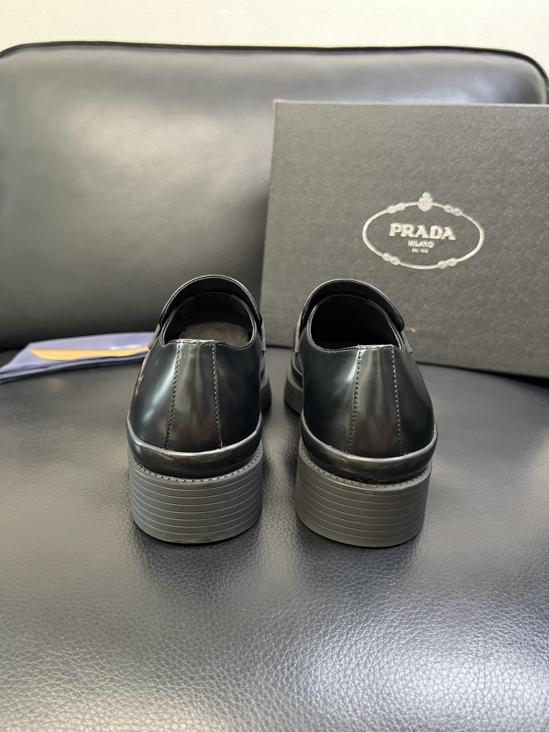 PRADA 高品质 顶级工艺品 普拉达 皮鞋专柜同步 原厂配置，意大利进口原版牛皮面料，透气舒适进口水染