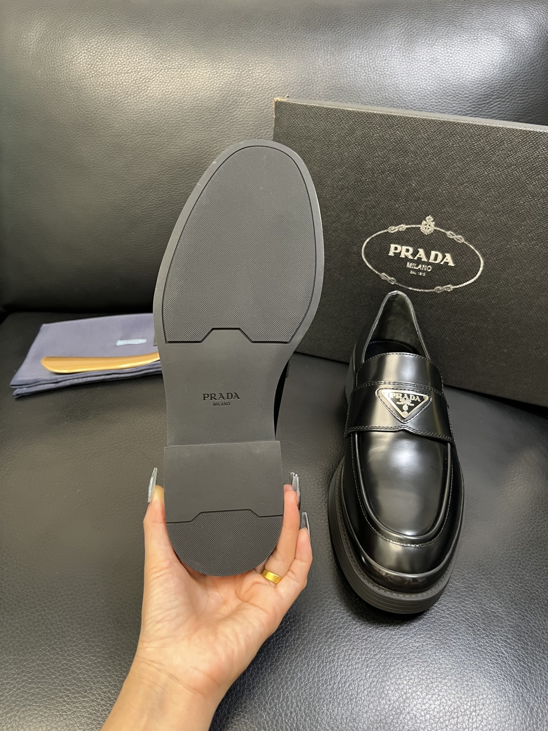 PRADA 高品质 顶级工艺品 普拉达 皮鞋专柜同步 原厂配置，意大利进口原版牛皮面料，透气舒适进口水染