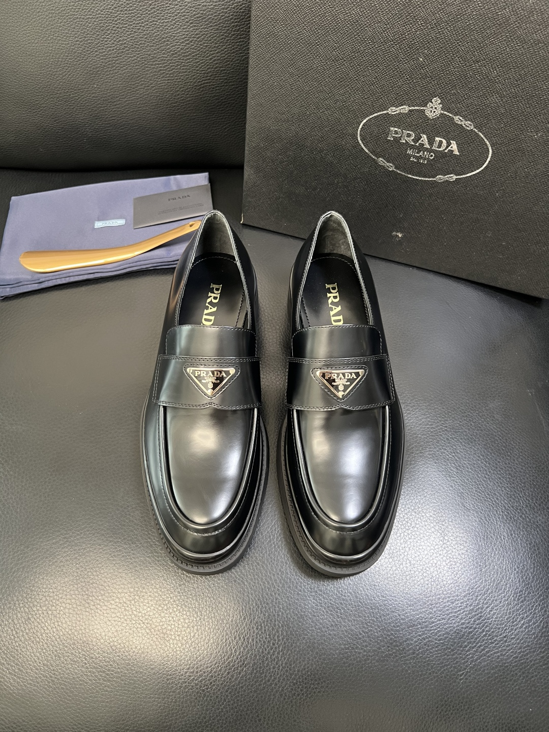 PRADA 高品质 顶级工艺品 普拉达 皮鞋专柜同步 原厂配置，意大利进口原版牛皮面料，透气舒适进口水染