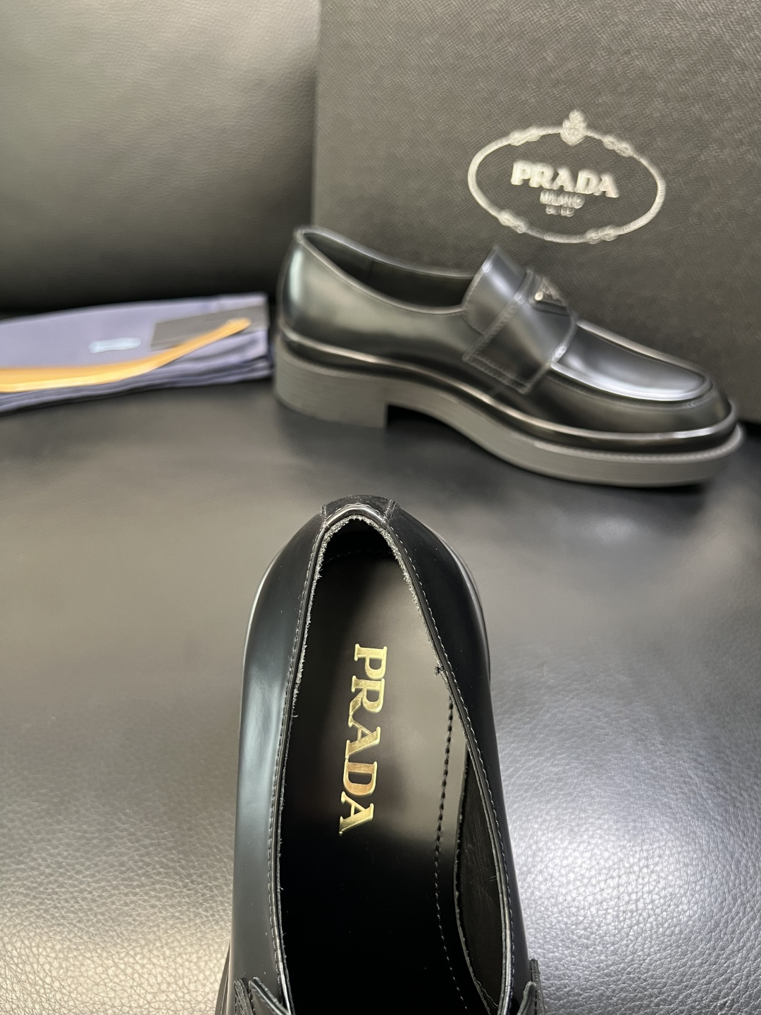 PRADA 高品质 顶级工艺品 普拉达 皮鞋专柜同步 原厂配置，意大利进口原版牛皮面料，透气舒适进口水染