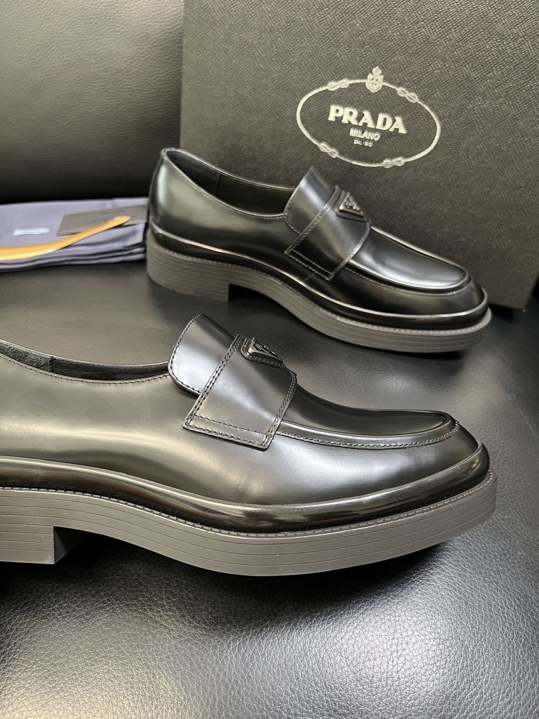 PRADA 高品质 顶级工艺品 普拉达 皮鞋专柜同步 原厂配置，意大利进口原版牛皮面料，透气舒适进口水染