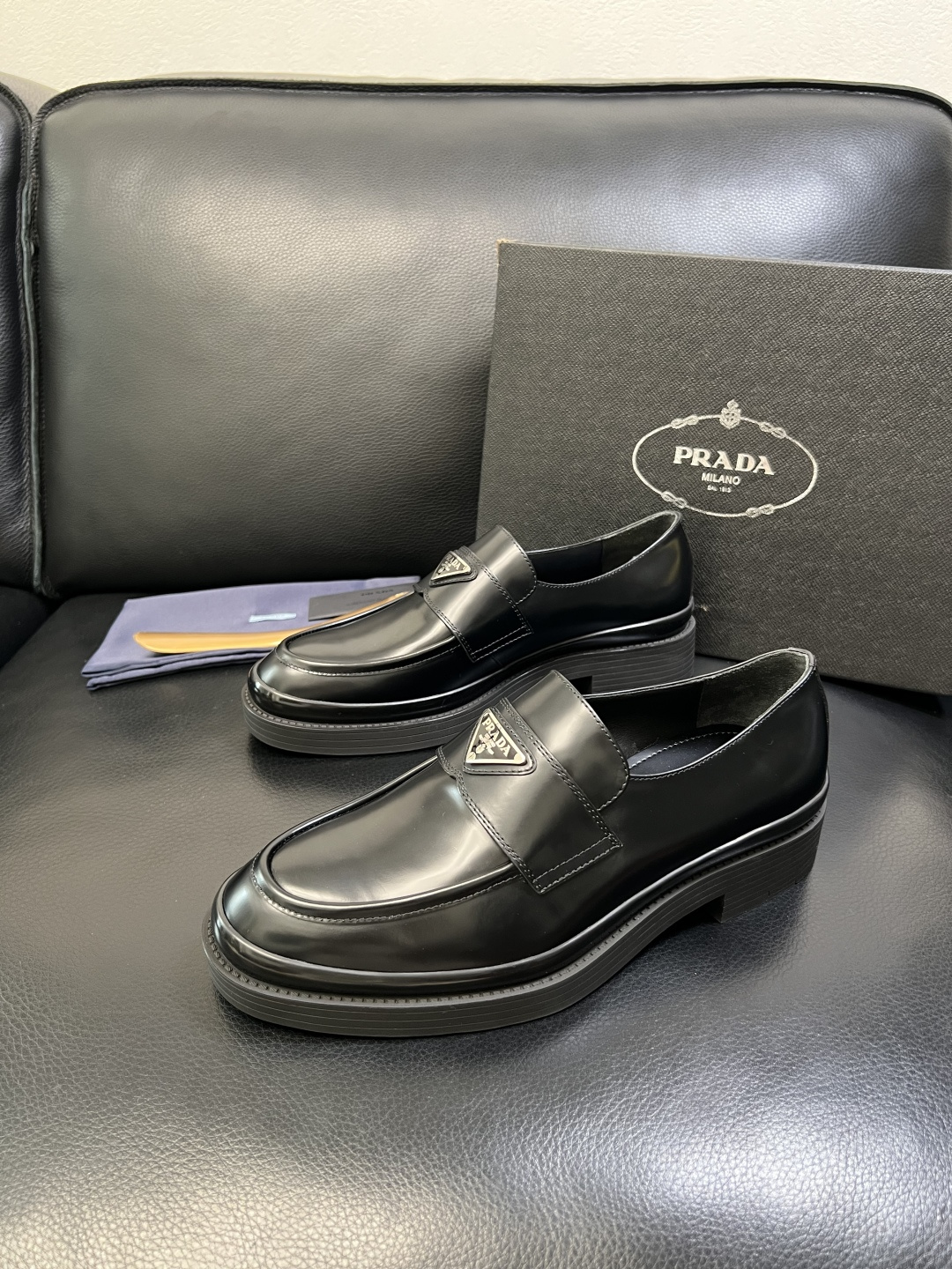 PRADA 高品质 顶级工艺品 普拉达 皮鞋专柜同步 原厂配置，意大利进口原版牛皮面料，透气舒适进口水染