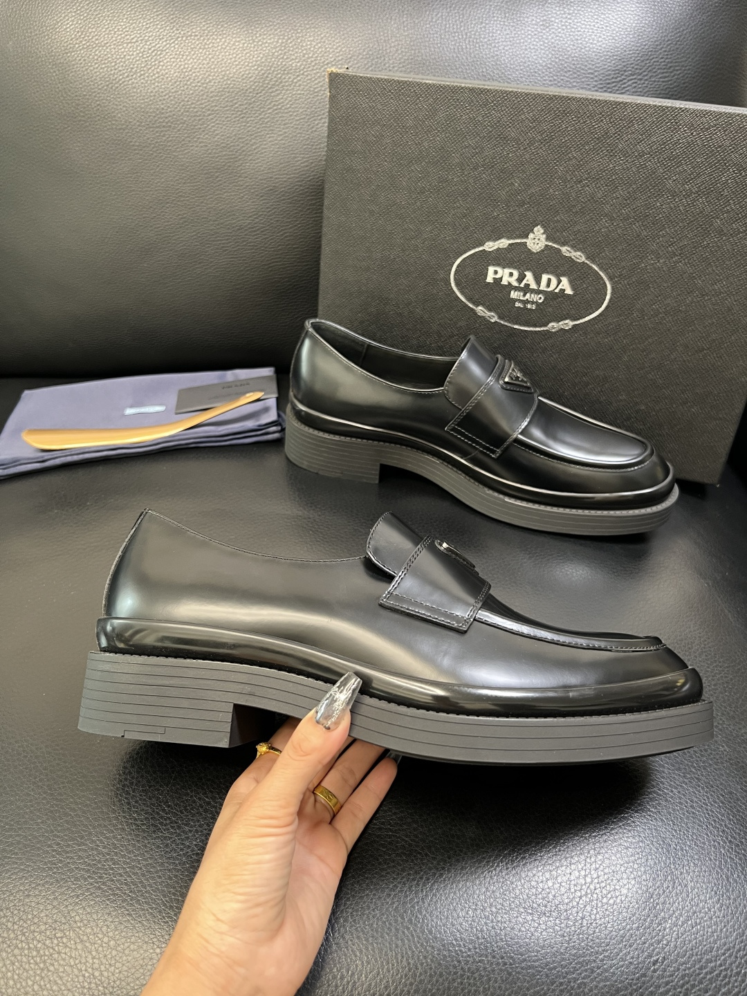 PRADA 高品质 顶级工艺品 普拉达 皮鞋专柜同步 原厂配置，意大利进口原版牛皮面料，透气舒适进口水染