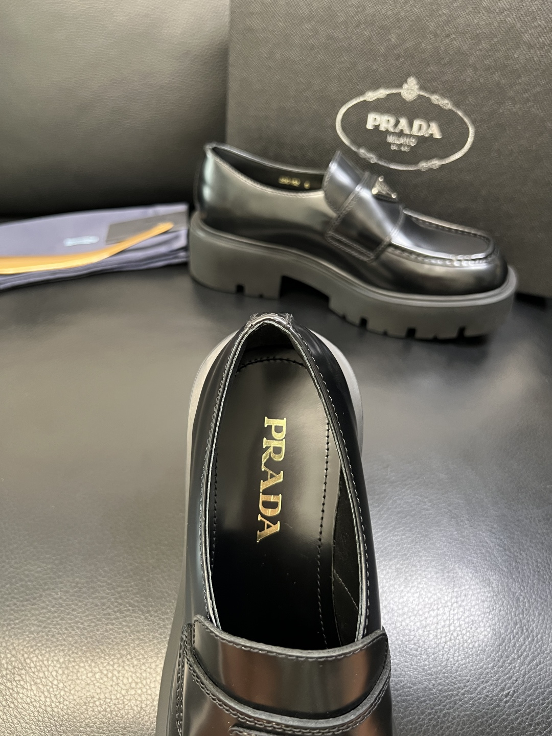 PRADA 高品质 顶级工艺品 普拉达 皮鞋专柜同步 原厂配置，意大利进口原版牛皮面料，透气舒适进口水染