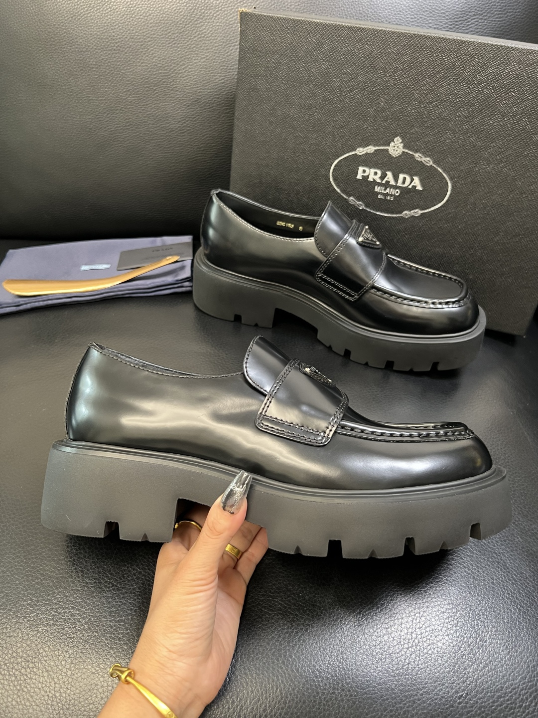 PRADA 高品质 顶级工艺品 普拉达 皮鞋专柜同步 原厂配置，意大利进口原版牛皮面料，透气舒适进口水染
