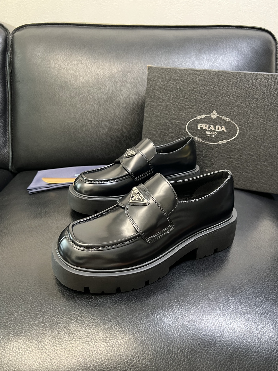 PRADA 高品质 顶级工艺品 普拉达 皮鞋专柜同步 原厂配置，意大利进口原版牛皮面料，透气舒适进口水染