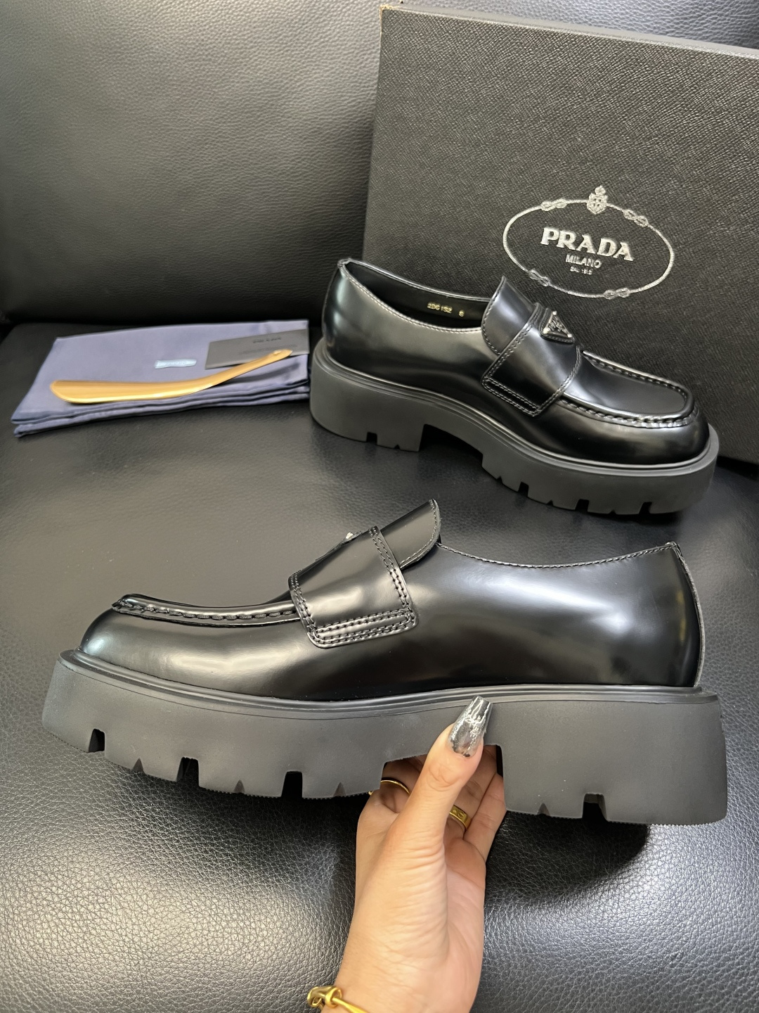 PRADA 高品质 顶级工艺品 普拉达 皮鞋专柜同步 原厂配置，意大利进口原版牛皮面料，透气舒适进口水染