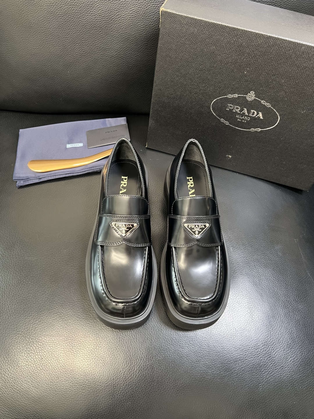 PRADA 高品质 顶级工艺品 普拉达 皮鞋专柜同步 原厂配置，意大利进口原版牛皮面料，透气舒适进口水染