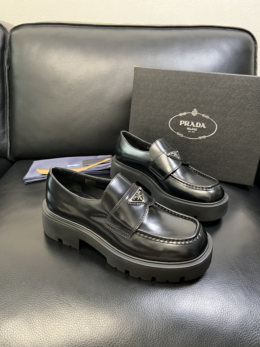 PRADA 高品质 顶级工艺品 普拉达 皮鞋专柜同步 原厂配置，意大利进口原版牛皮面料，透气舒适进口水染