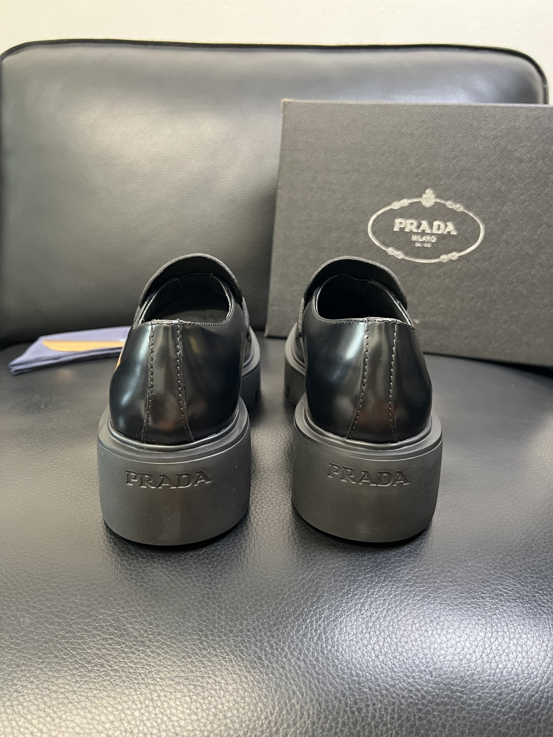 PRADA 高品质 顶级工艺品 普拉达 皮鞋专柜同步 原厂配置，意大利进口原版牛皮面料，透气舒适进口水染