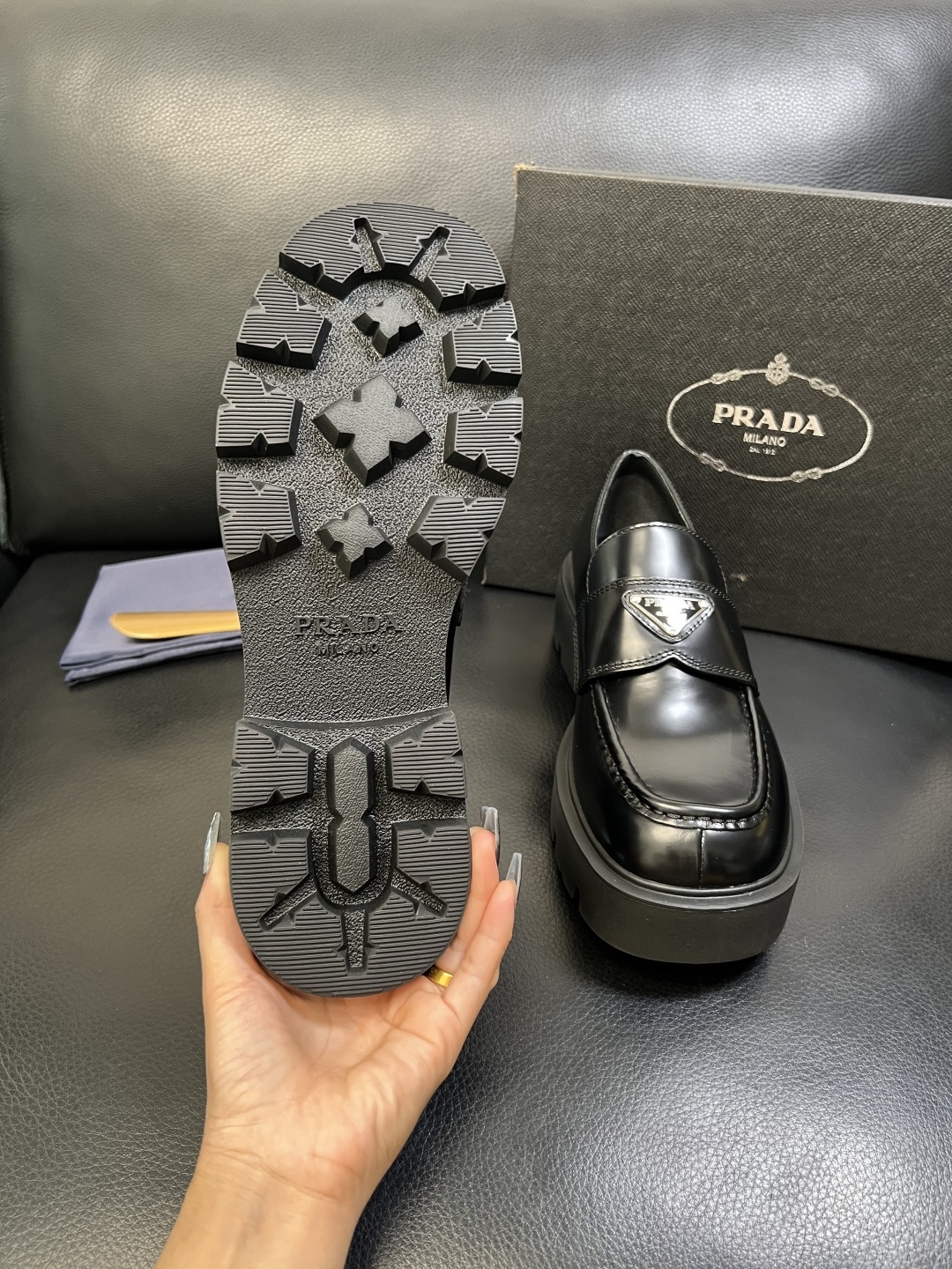 PRADA 高品质 顶级工艺品 普拉达 皮鞋专柜同步 原厂配置，意大利进口原版牛皮面料，透气舒适进口水染