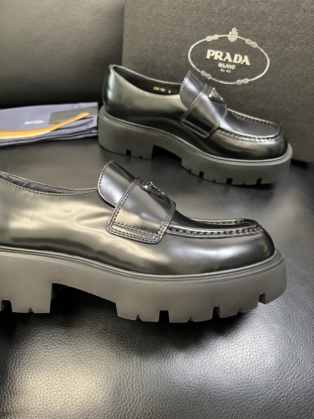 PRADA 高品质 顶级工艺品 普拉达 皮鞋专柜同步 原厂配置，意大利进口原版牛皮面料，透气舒适进口水染