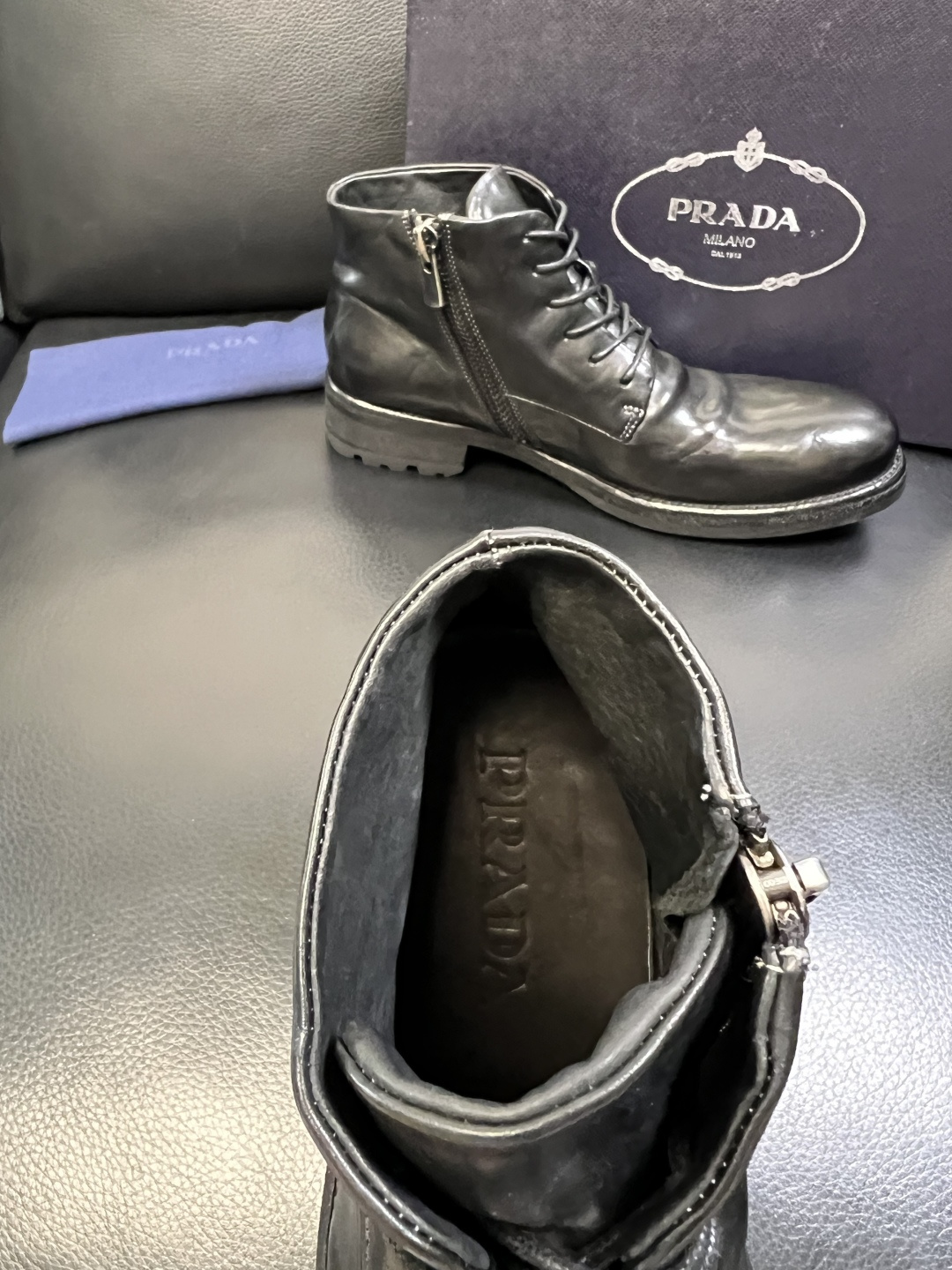 Prada 顶级工艺品，普拉达 专柜同步，原厂配置意大利进口水洗马皮面料，进口牛皮内里垫，透气舒适，鞋底