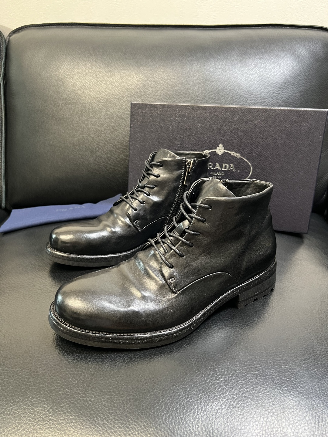 Prada 顶级工艺品，普拉达 专柜同步，原厂配置意大利进口水洗马皮面料，进口牛皮内里垫，透气舒适，鞋底