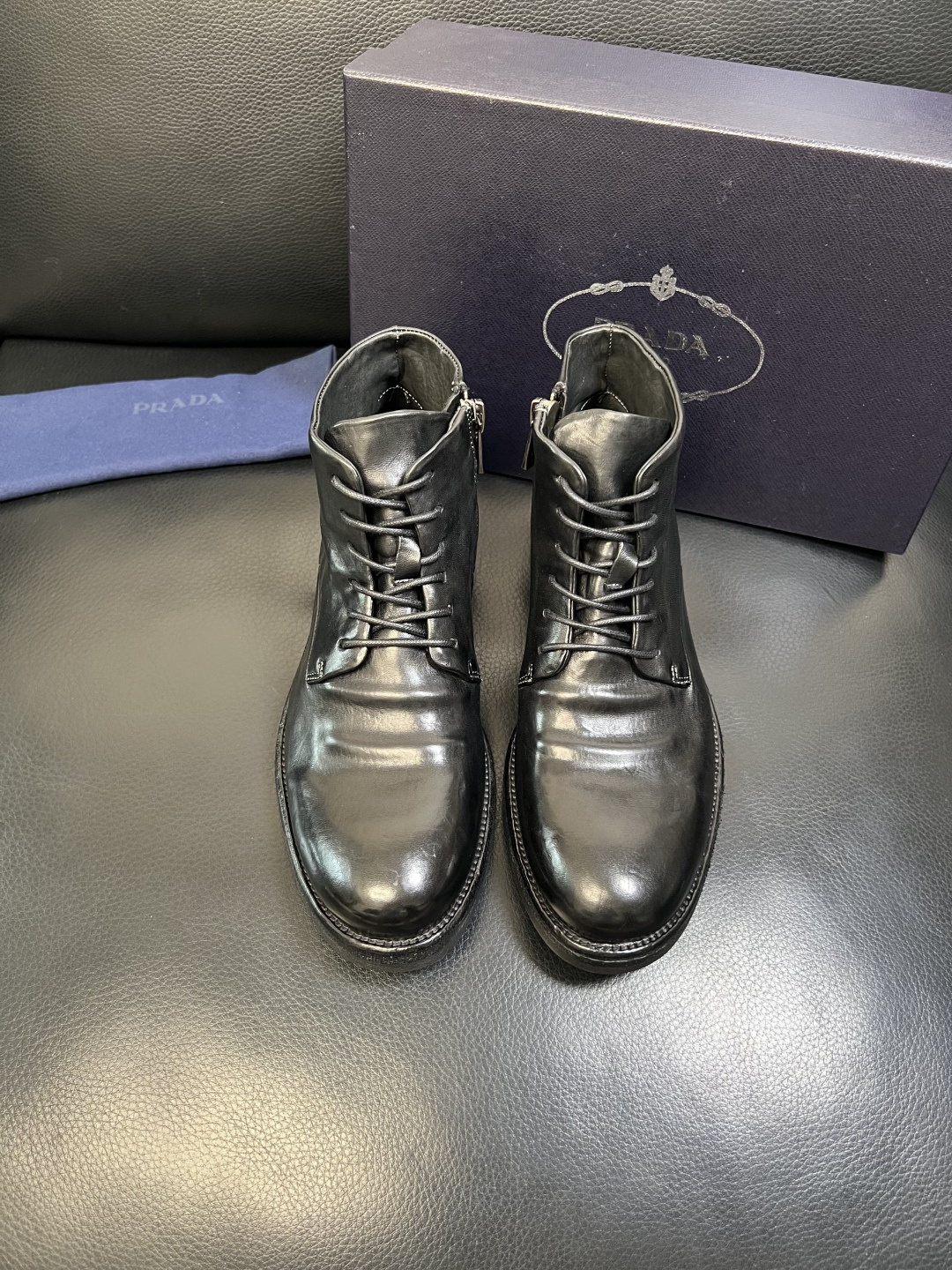 Prada 顶级工艺品，普拉达 专柜同步，原厂配置意大利进口水洗马皮面料，进口牛皮内里垫，透气舒适，鞋底