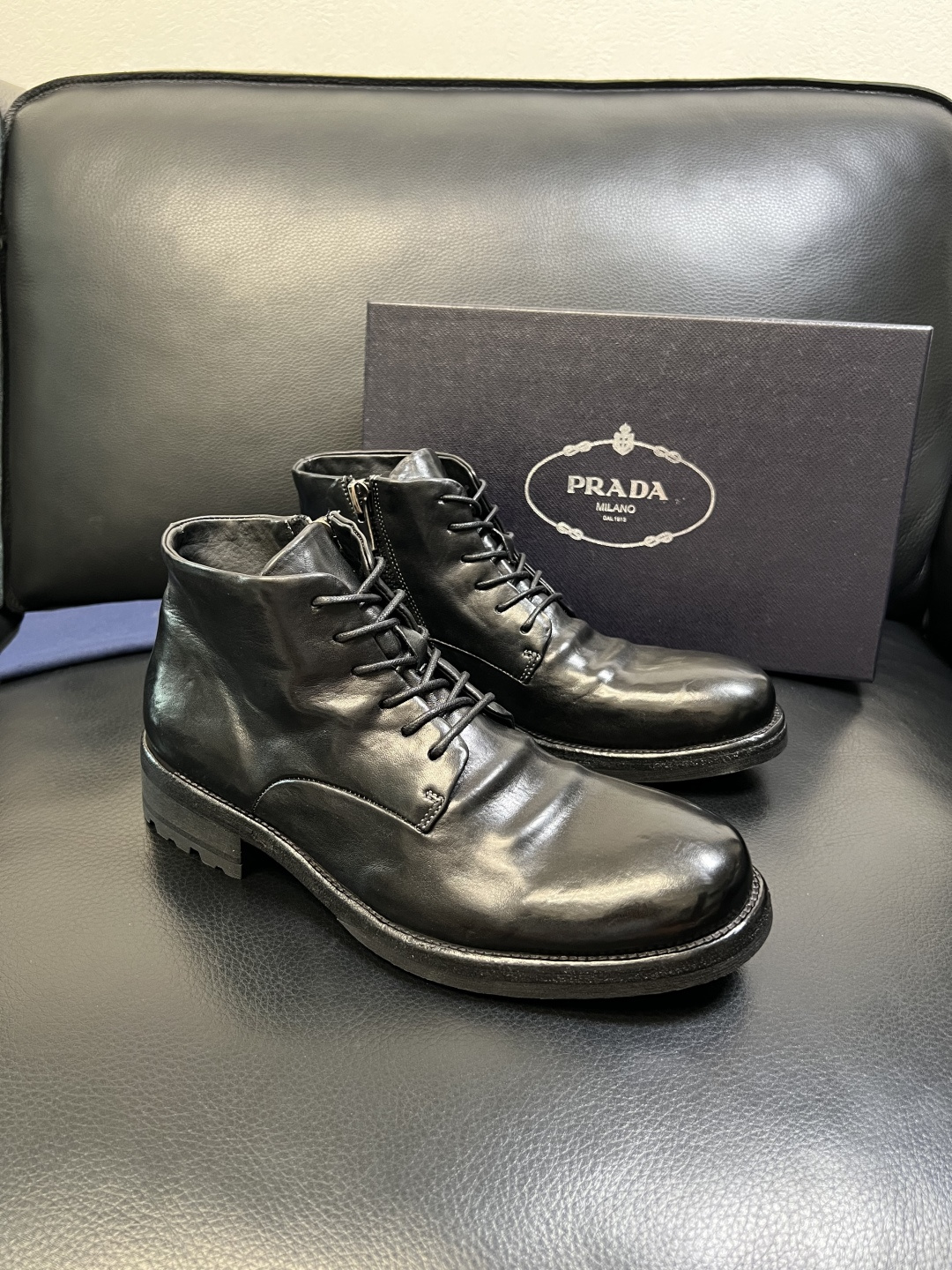 Prada 顶级工艺品，普拉达 专柜同步，原厂配置意大利进口水洗马皮面料，进口牛皮内里垫，透气舒适，鞋底