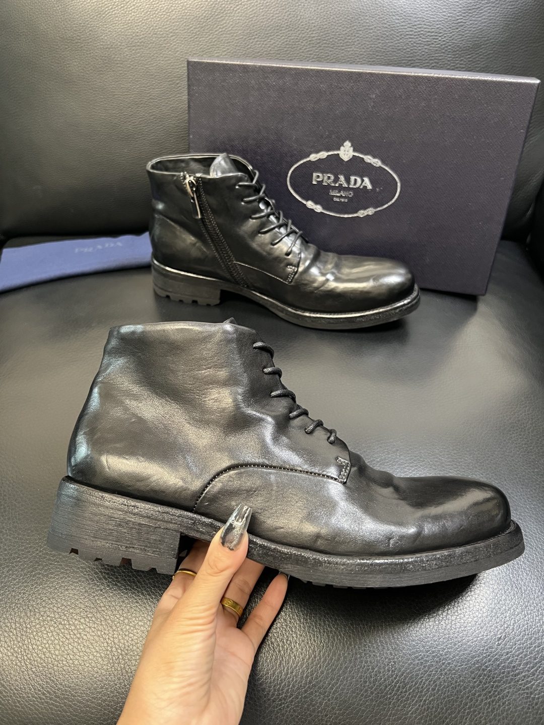 Prada 顶级工艺品，普拉达 专柜同步，原厂配置意大利进口水洗马皮面料，进口牛皮内里垫，透气舒适，鞋底