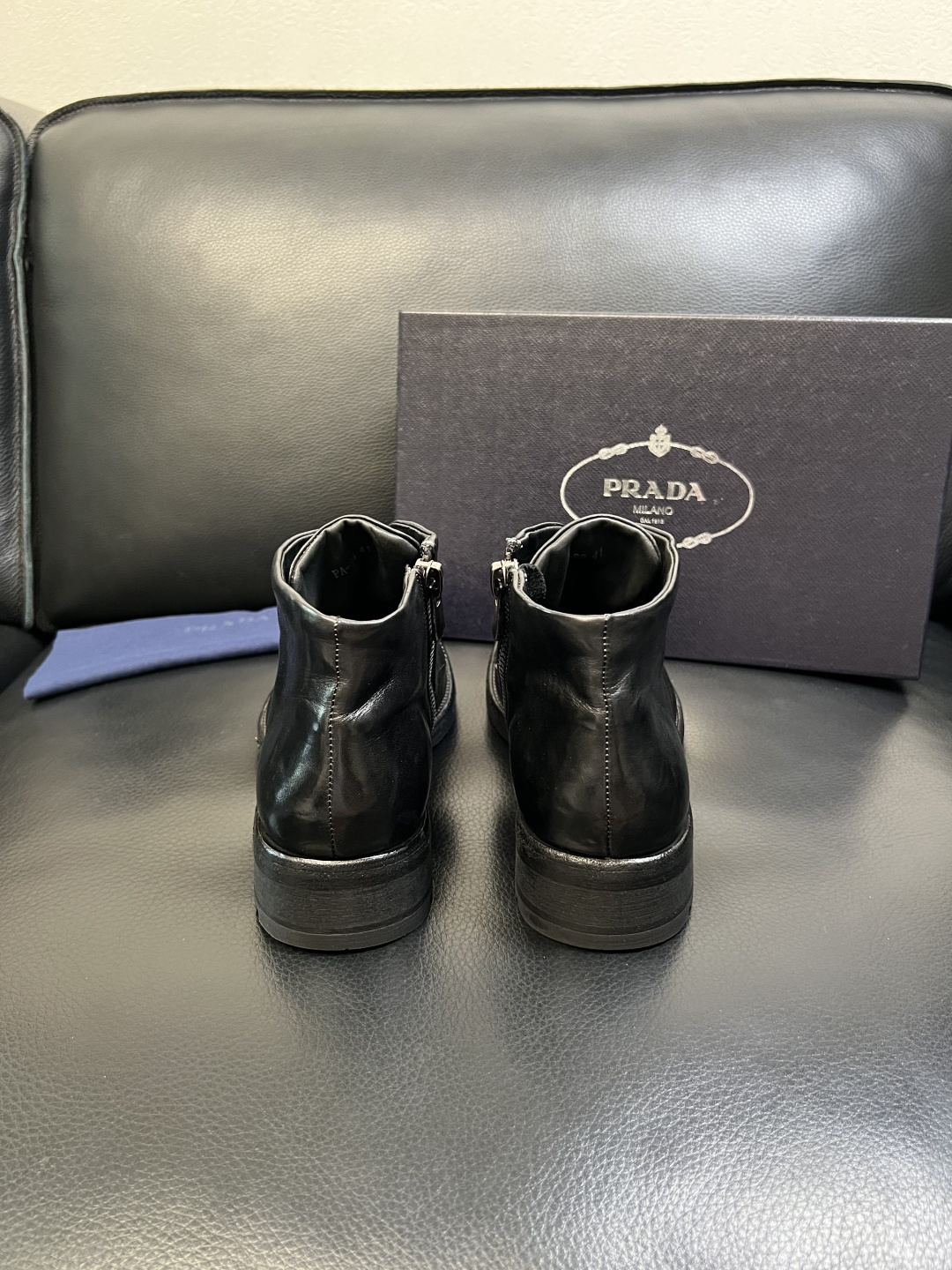 Prada 顶级工艺品，普拉达 专柜同步，原厂配置意大利进口水洗马皮面料，进口牛皮内里垫，透气舒适，鞋底