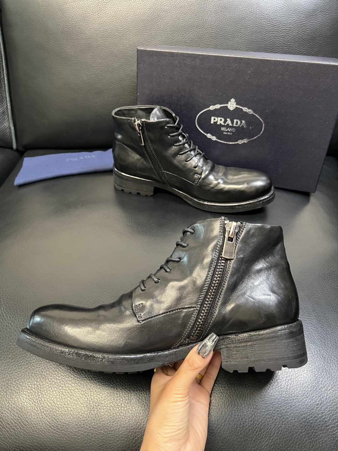 Prada 顶级工艺品，普拉达 专柜同步，原厂配置意大利进口水洗马皮面料，进口牛皮内里垫，透气舒适，鞋底