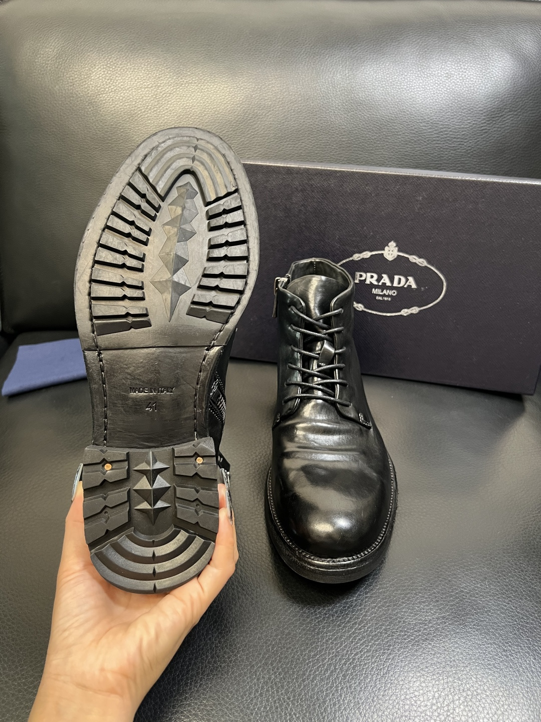 Prada 顶级工艺品，普拉达 专柜同步，原厂配置意大利进口水洗马皮面料，进口牛皮内里垫，透气舒适，鞋底