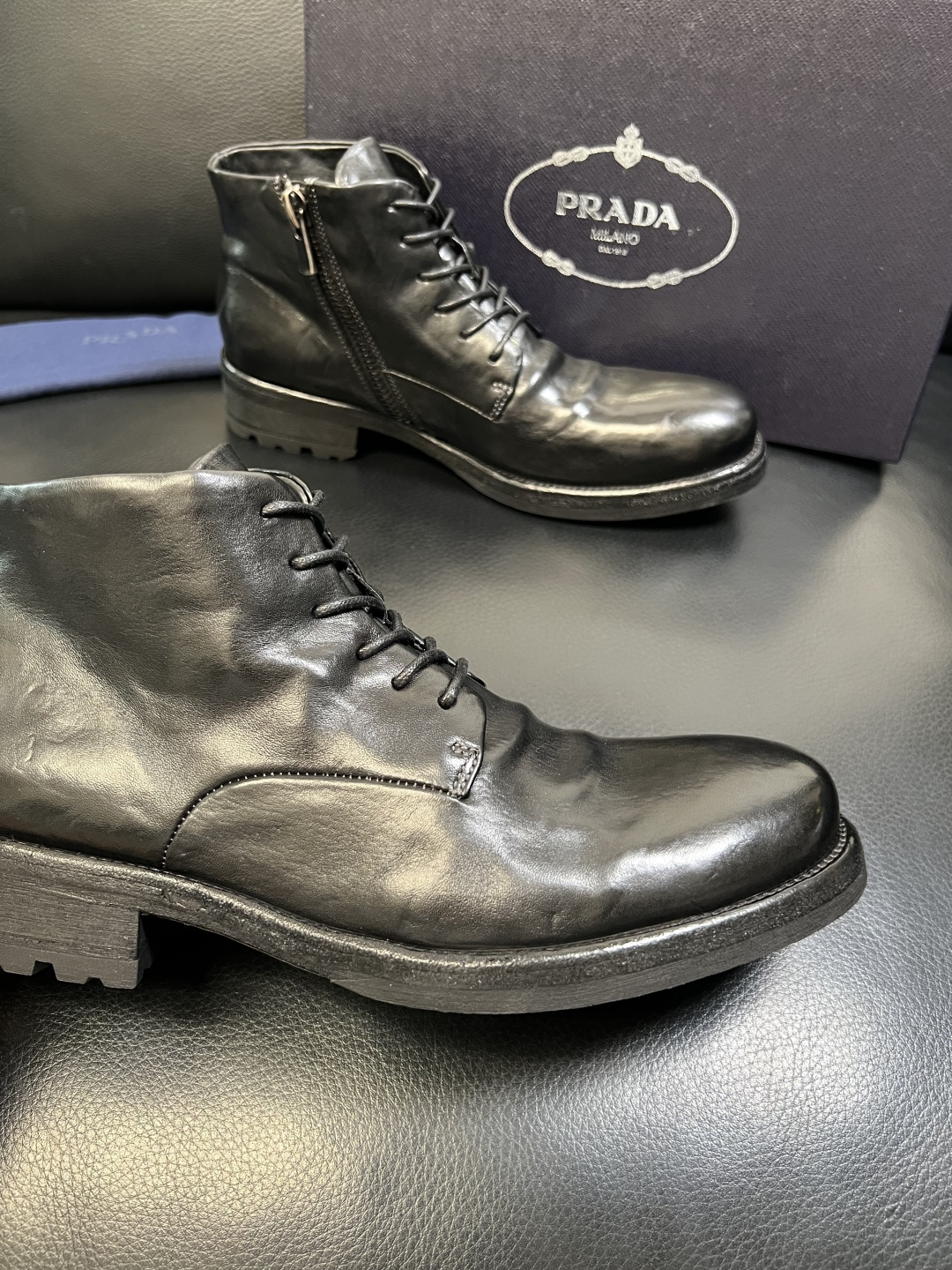 Prada 顶级工艺品，普拉达 专柜同步，原厂配置意大利进口水洗马皮面料，进口牛皮内里垫，透气舒适，鞋底