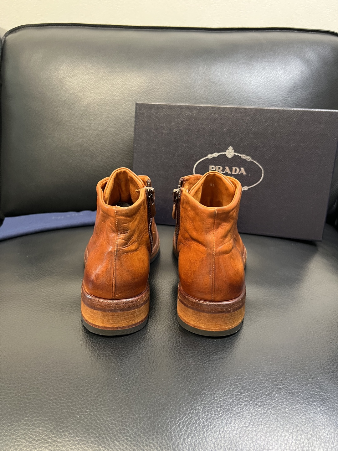 Prada 顶级工艺品，普拉达 专柜同步，原厂配置意大利进口水洗马皮面料，进口牛皮内里垫，透气舒适，鞋底