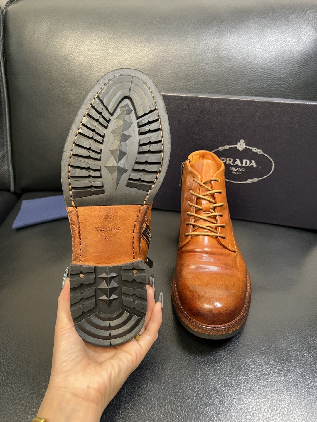 Prada 顶级工艺品，普拉达 专柜同步，原厂配置意大利进口水洗马皮面料，进口牛皮内里垫，透气舒适，鞋底