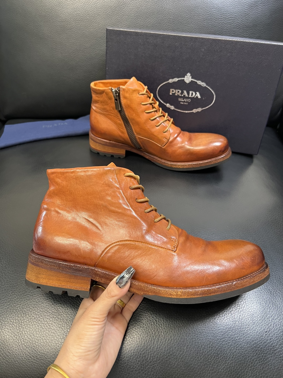 Prada 顶级工艺品，普拉达 专柜同步，原厂配置意大利进口水洗马皮面料，进口牛皮内里垫，透气舒适，鞋底