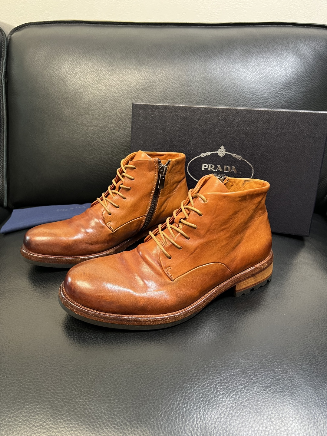 Prada 顶级工艺品，普拉达 专柜同步，原厂配置意大利进口水洗马皮面料，进口牛皮内里垫，透气舒适，鞋底