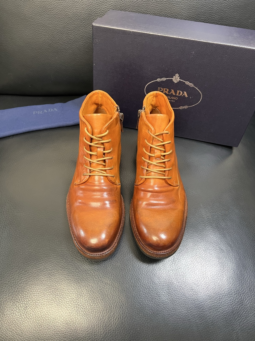 Prada 顶级工艺品，普拉达 专柜同步，原厂配置意大利进口水洗马皮面料，进口牛皮内里垫，透气舒适，鞋底