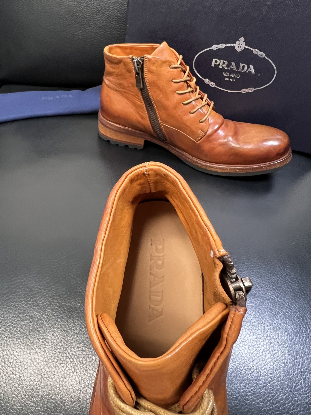 Prada 顶级工艺品，普拉达 专柜同步，原厂配置意大利进口水洗马皮面料，进口牛皮内里垫，透气舒适，鞋底