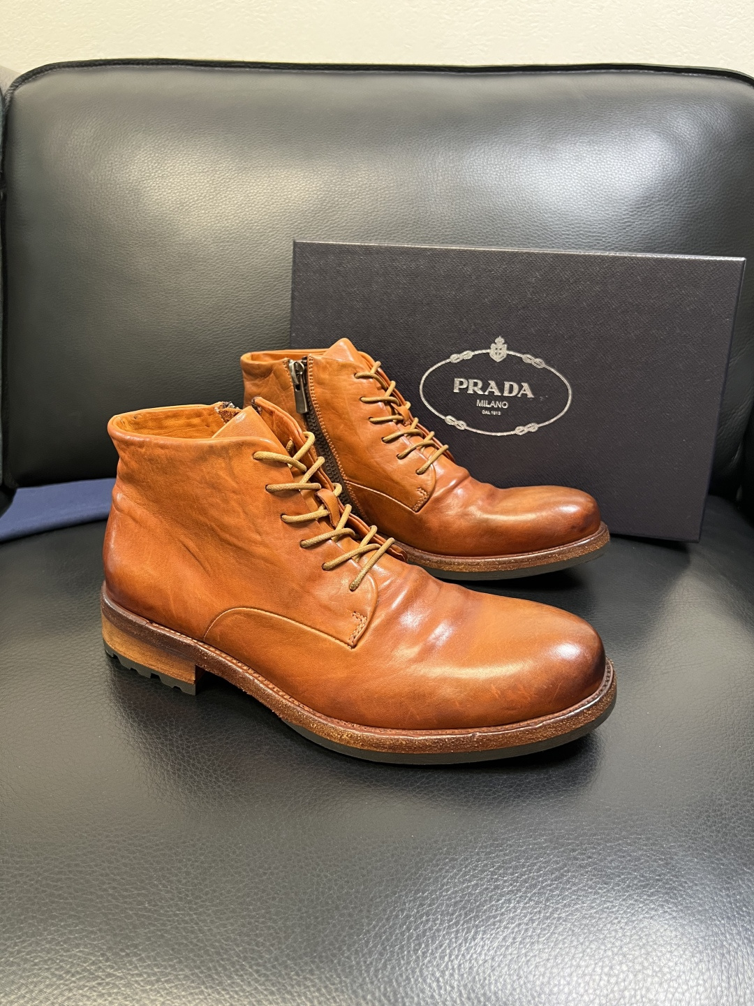 Prada 顶级工艺品，普拉达 专柜同步，原厂配置意大利进口水洗马皮面料，进口牛皮内里垫，透气舒适，鞋底