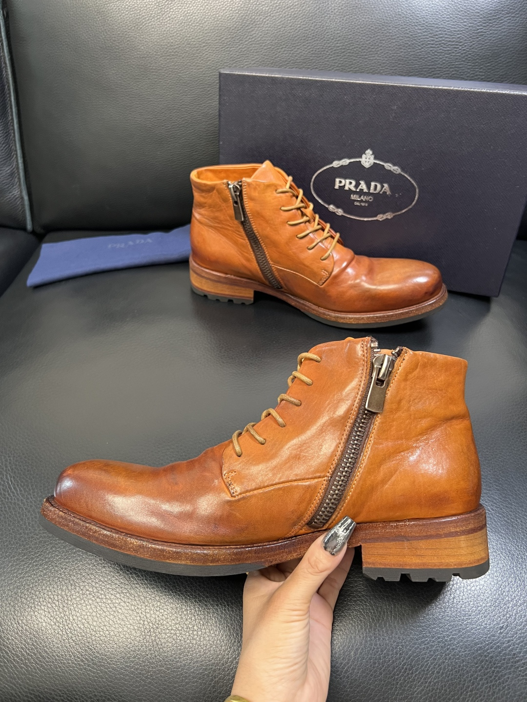 Prada 顶级工艺品，普拉达 专柜同步，原厂配置意大利进口水洗马皮面料，进口牛皮内里垫，透气舒适，鞋底