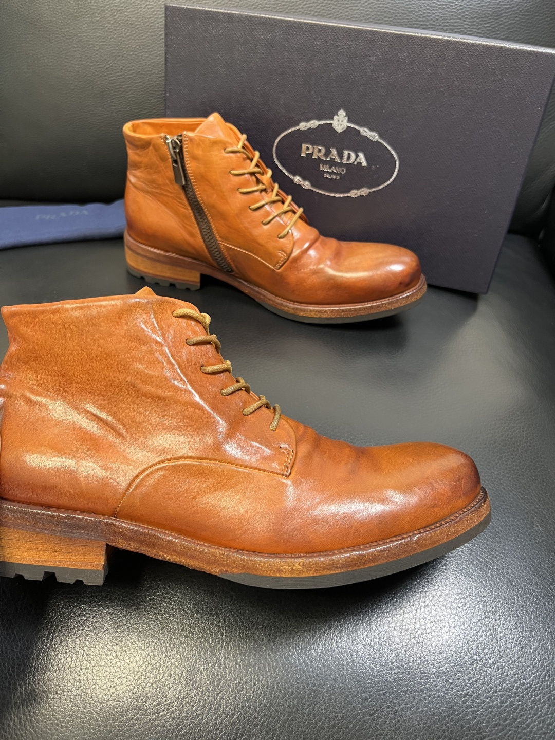 Prada 顶级工艺品，普拉达 专柜同步，原厂配置意大利进口水洗马皮面料，进口牛皮内里垫，透气舒适，鞋底