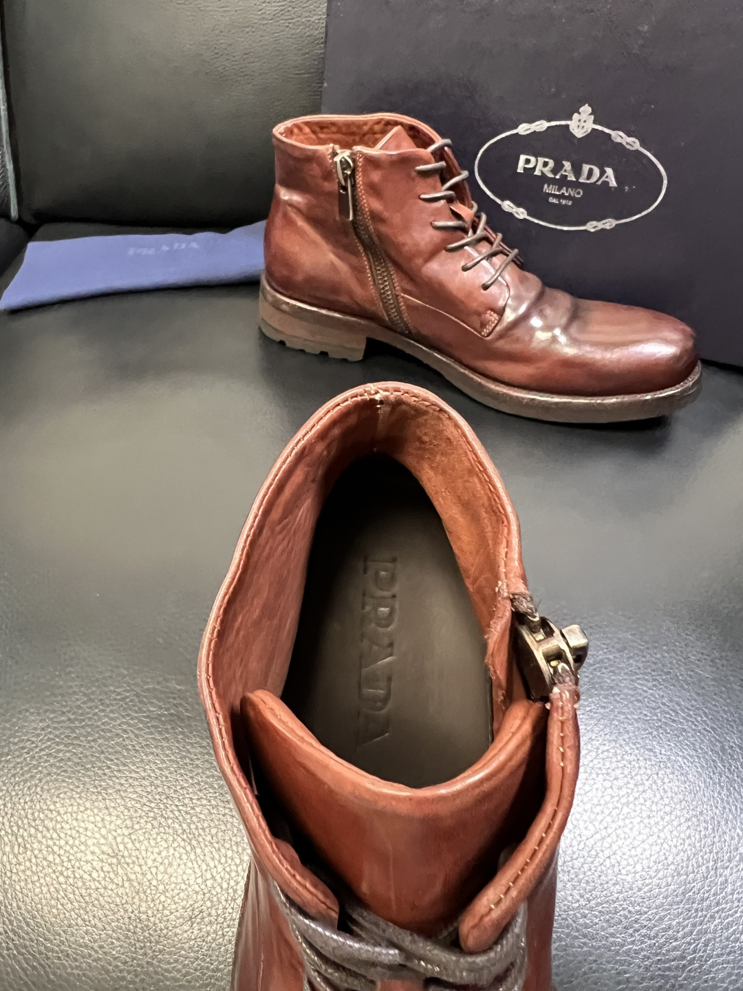 Prada 顶级工艺品，普拉达 专柜同步，原厂配置意大利进口水洗马皮面料，进口牛皮内里垫，透气舒适，鞋底