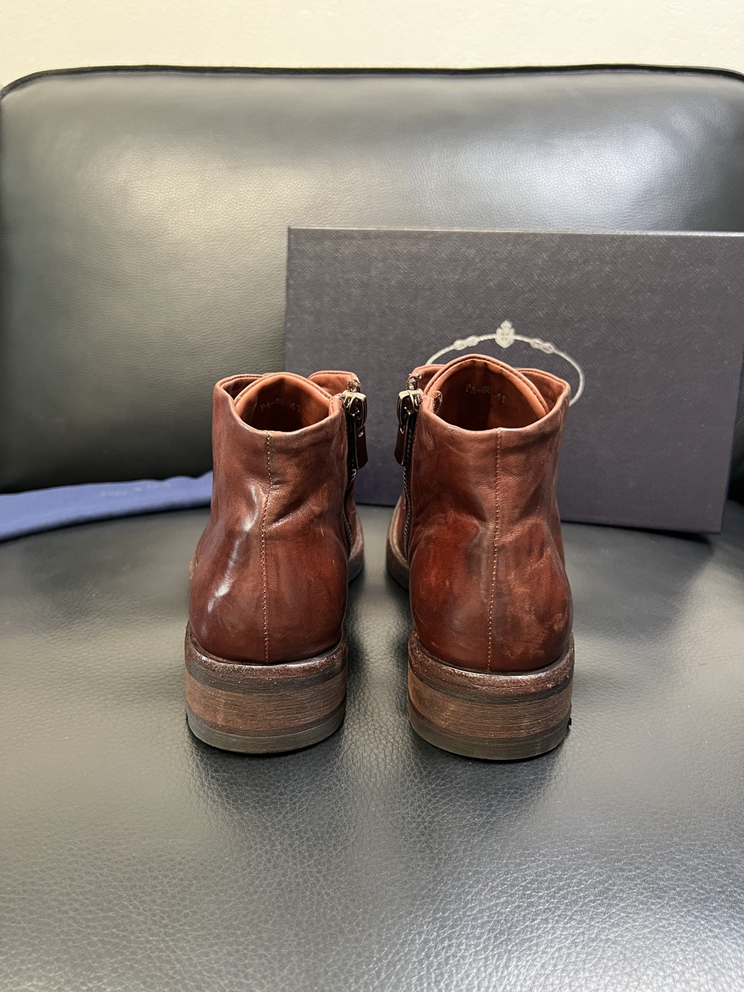 Prada 顶级工艺品，普拉达 专柜同步，原厂配置意大利进口水洗马皮面料，进口牛皮内里垫，透气舒适，鞋底