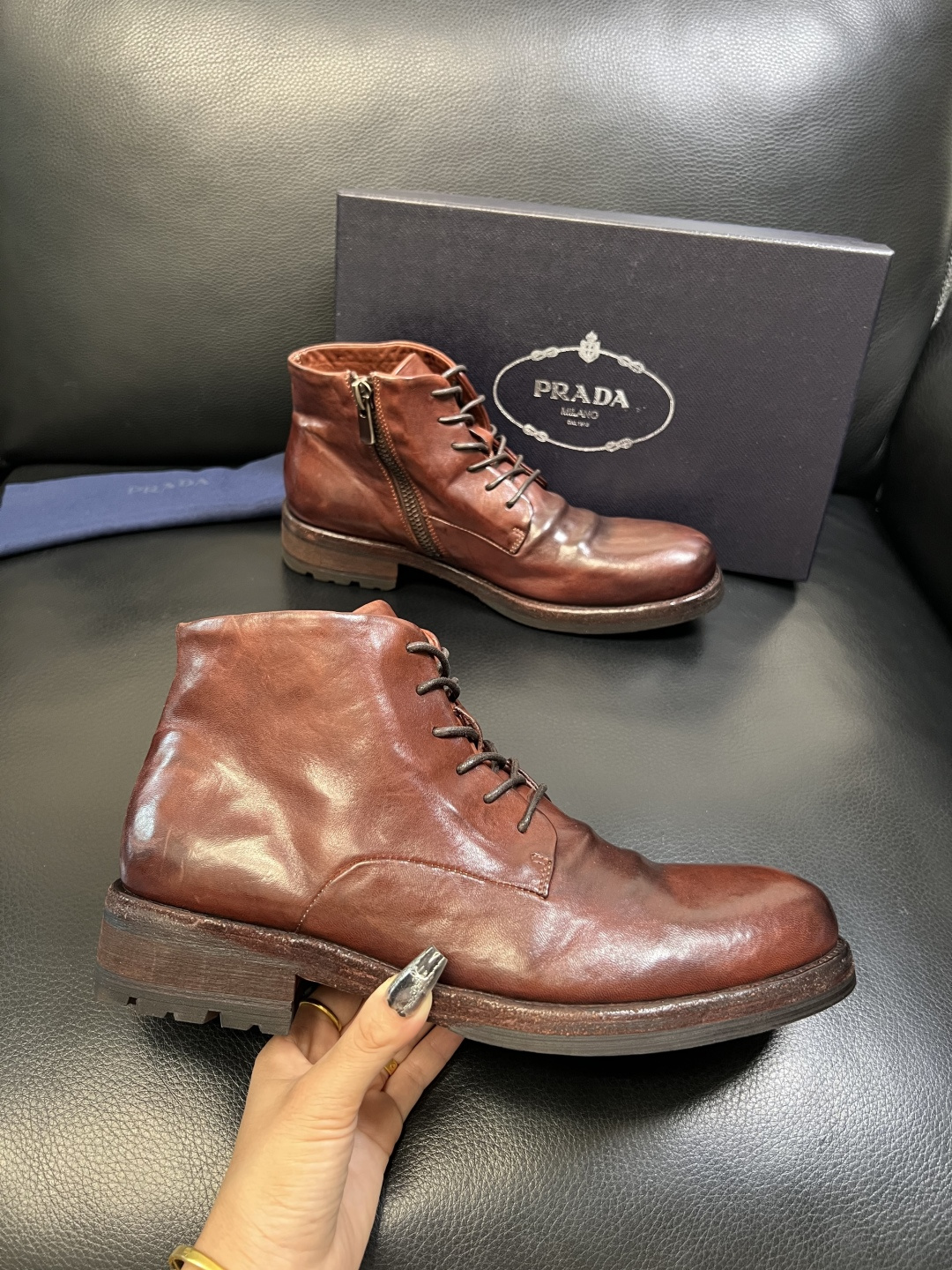 Prada 顶级工艺品，普拉达 专柜同步，原厂配置意大利进口水洗马皮面料，进口牛皮内里垫，透气舒适，鞋底