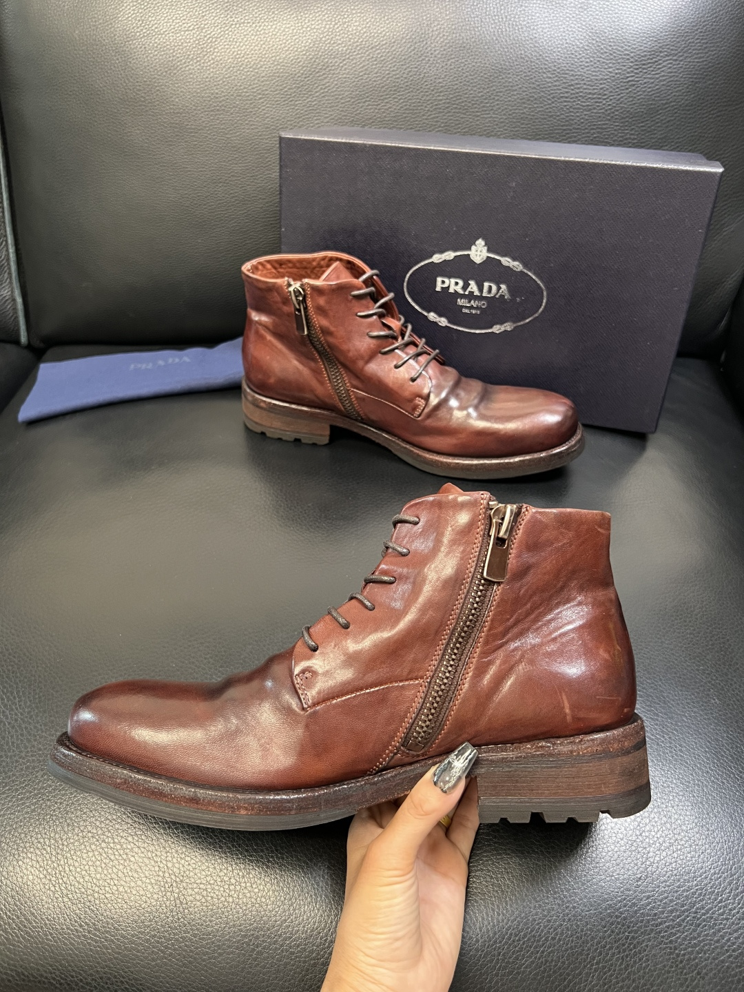 Prada 顶级工艺品，普拉达 专柜同步，原厂配置意大利进口水洗马皮面料，进口牛皮内里垫，透气舒适，鞋底