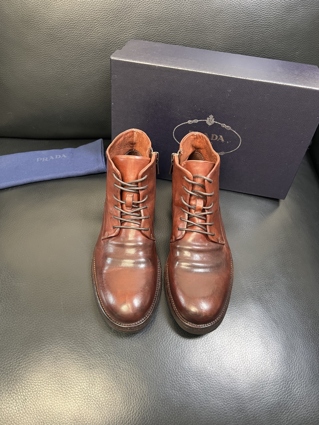 Prada 顶级工艺品，普拉达 专柜同步，原厂配置意大利进口水洗马皮面料，进口牛皮内里垫，透气舒适，鞋底