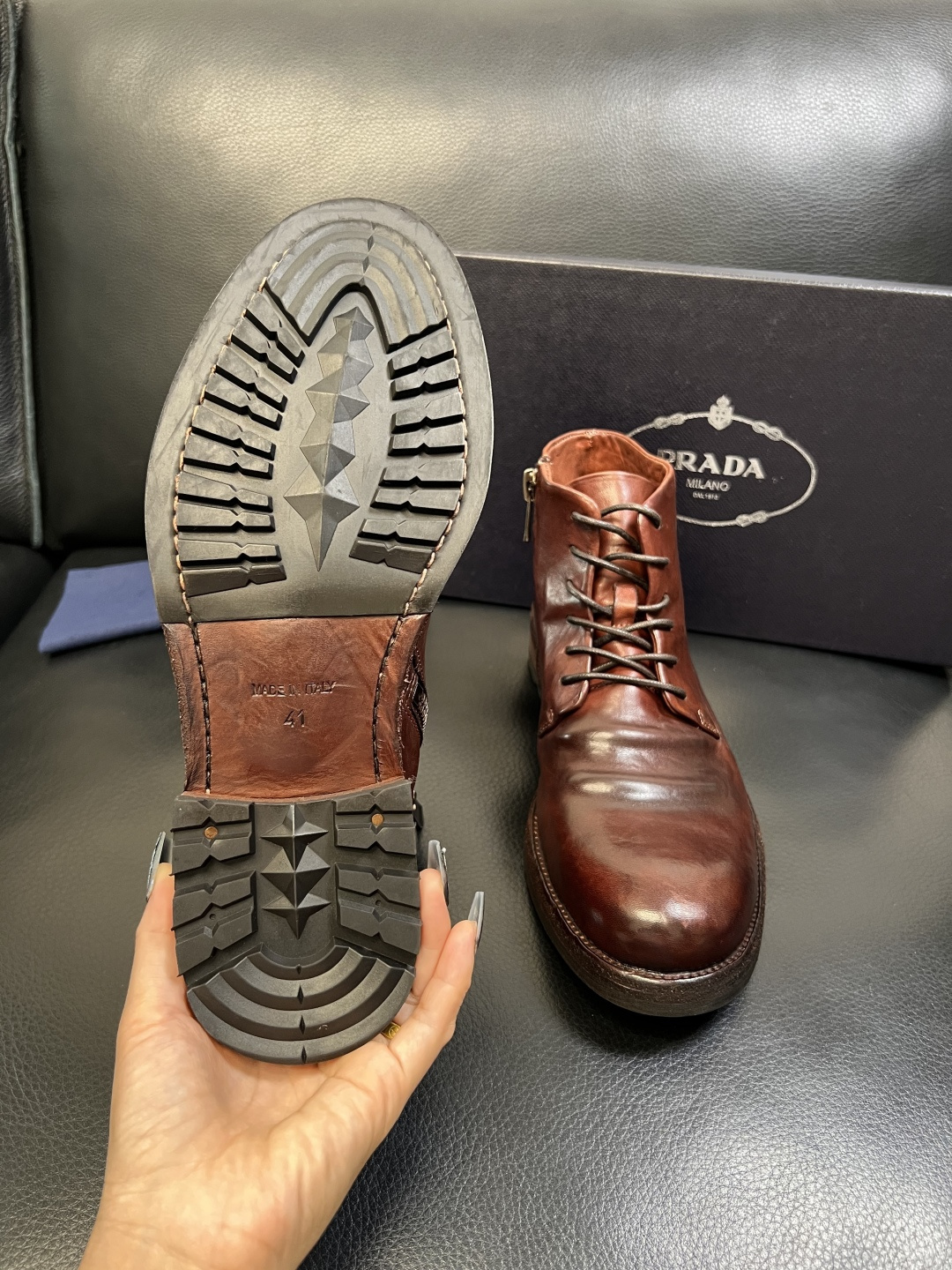 Prada 顶级工艺品，普拉达 专柜同步，原厂配置意大利进口水洗马皮面料，进口牛皮内里垫，透气舒适，鞋底