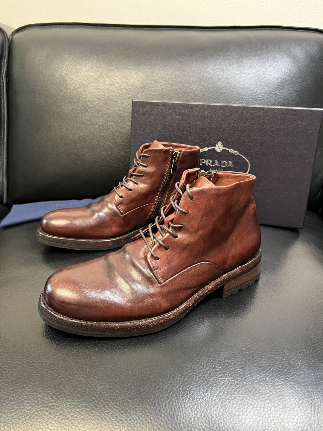 Prada 顶级工艺品，普拉达 专柜同步，原厂配置意大利进口水洗马皮面料，进口牛皮内里垫，透气舒适，鞋底