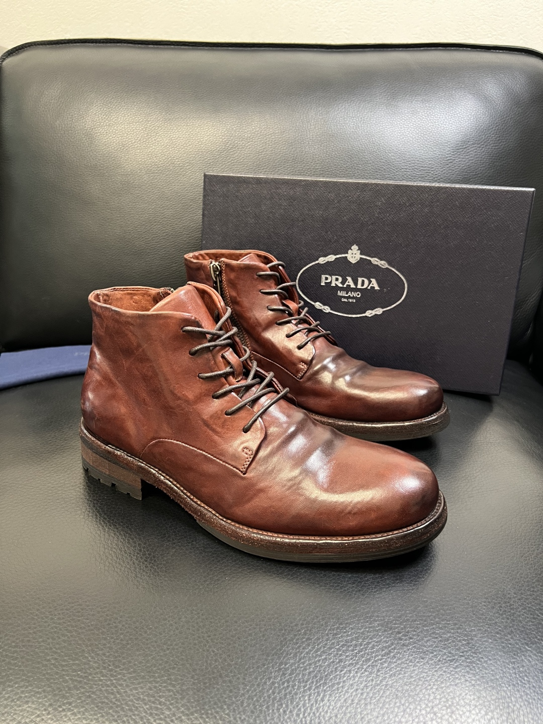 Prada 顶级工艺品，普拉达 专柜同步，原厂配置意大利进口水洗马皮面料，进口牛皮内里垫，透气舒适，鞋底