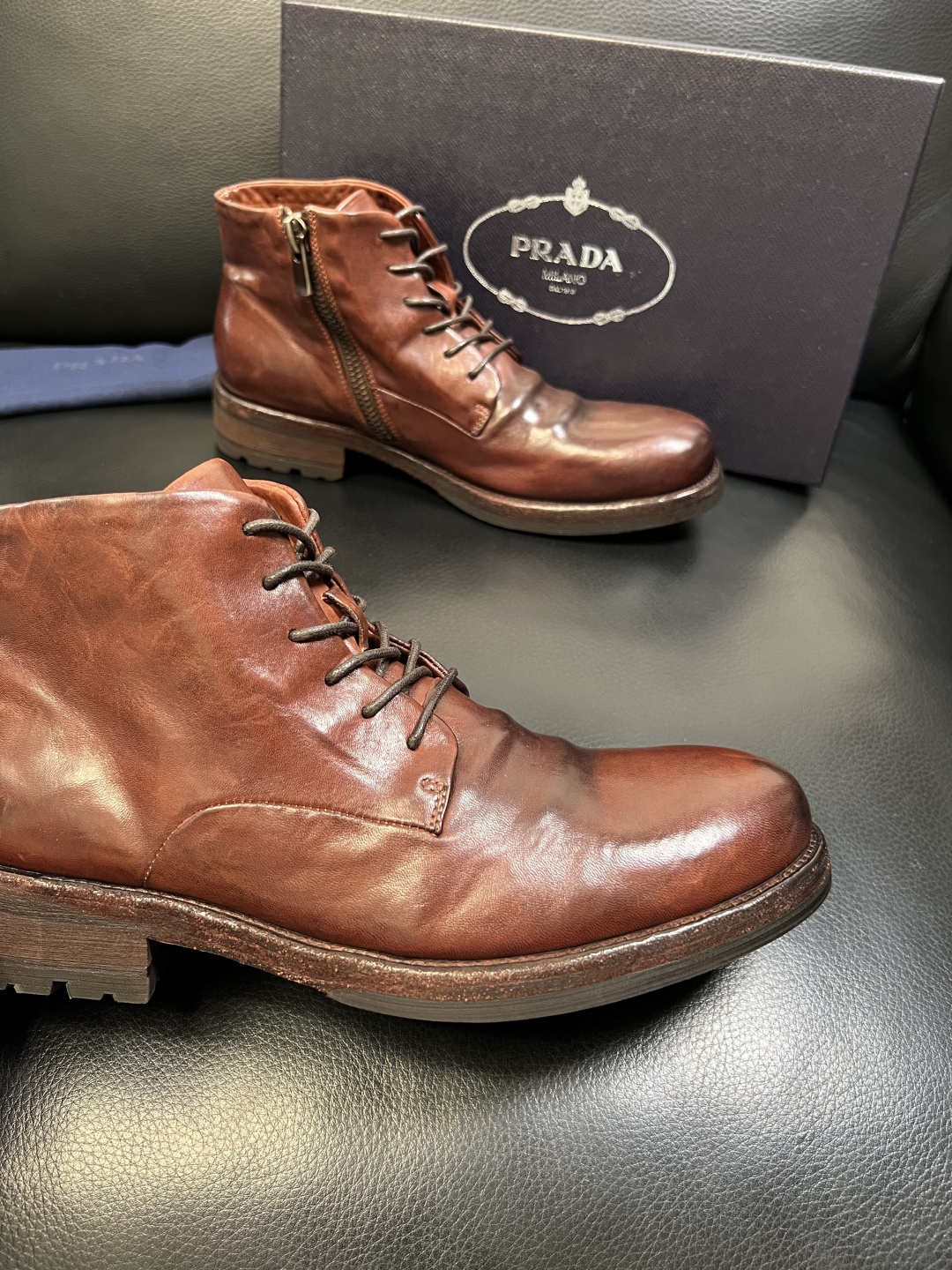 Prada 顶级工艺品，普拉达 专柜同步，原厂配置意大利进口水洗马皮面料，进口牛皮内里垫，透气舒适，鞋底