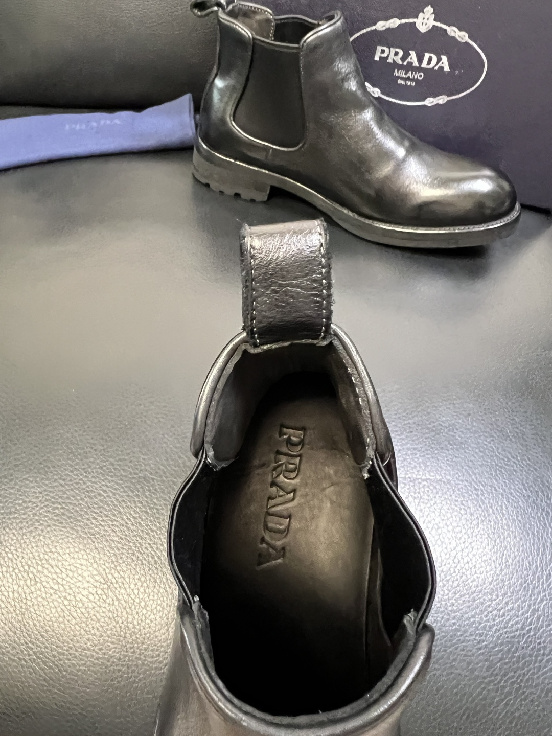 Prada 顶级工艺品，普拉达 专柜同步，原厂配置意大利进口水洗马皮面料，进口牛皮内里垫，透气舒适，鞋底