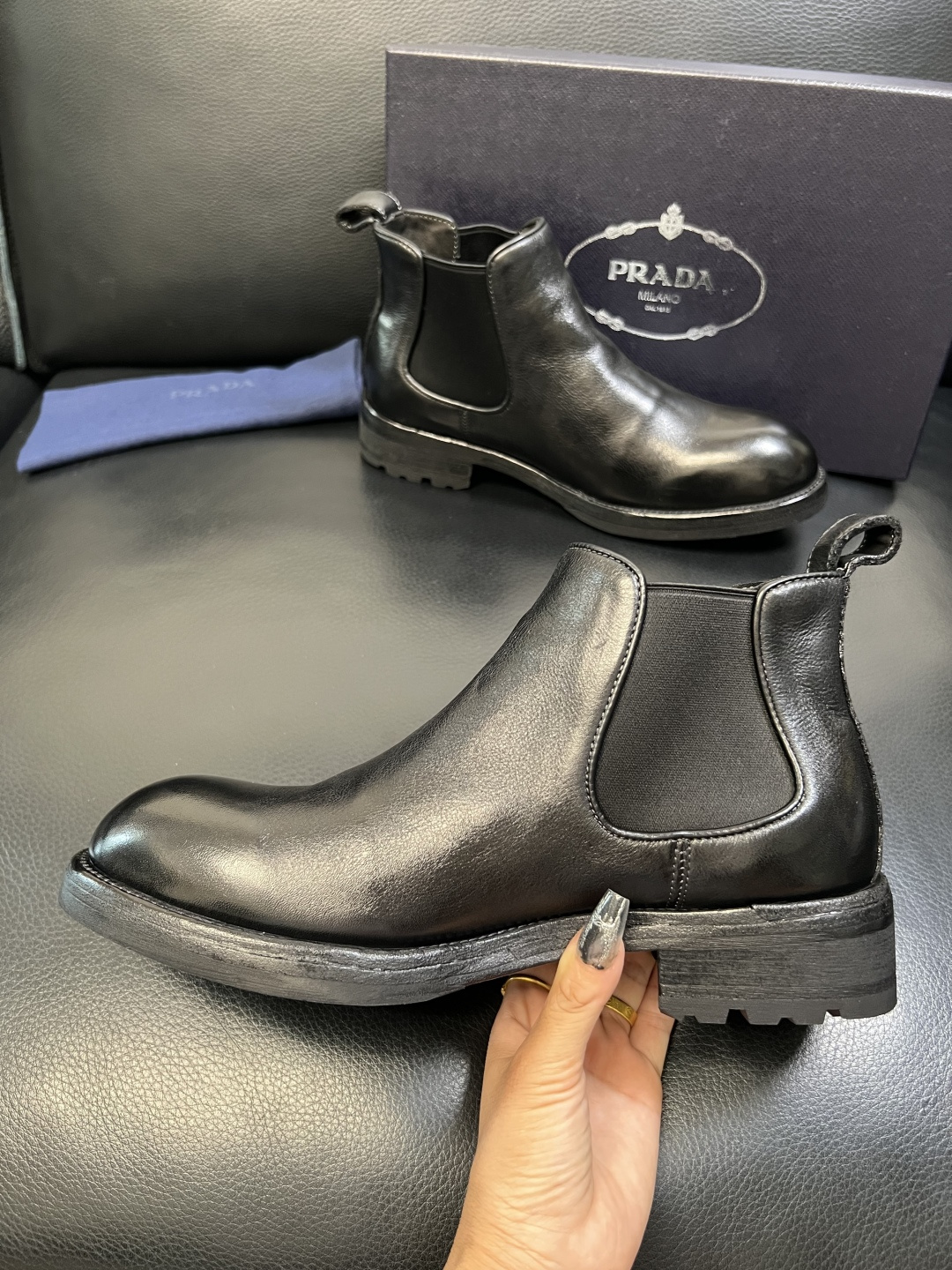 Prada 顶级工艺品，普拉达 专柜同步，原厂配置意大利进口水洗马皮面料，进口牛皮内里垫，透气舒适，鞋底