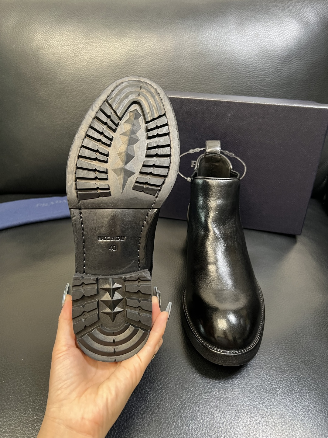 Prada 顶级工艺品，普拉达 专柜同步，原厂配置意大利进口水洗马皮面料，进口牛皮内里垫，透气舒适，鞋底