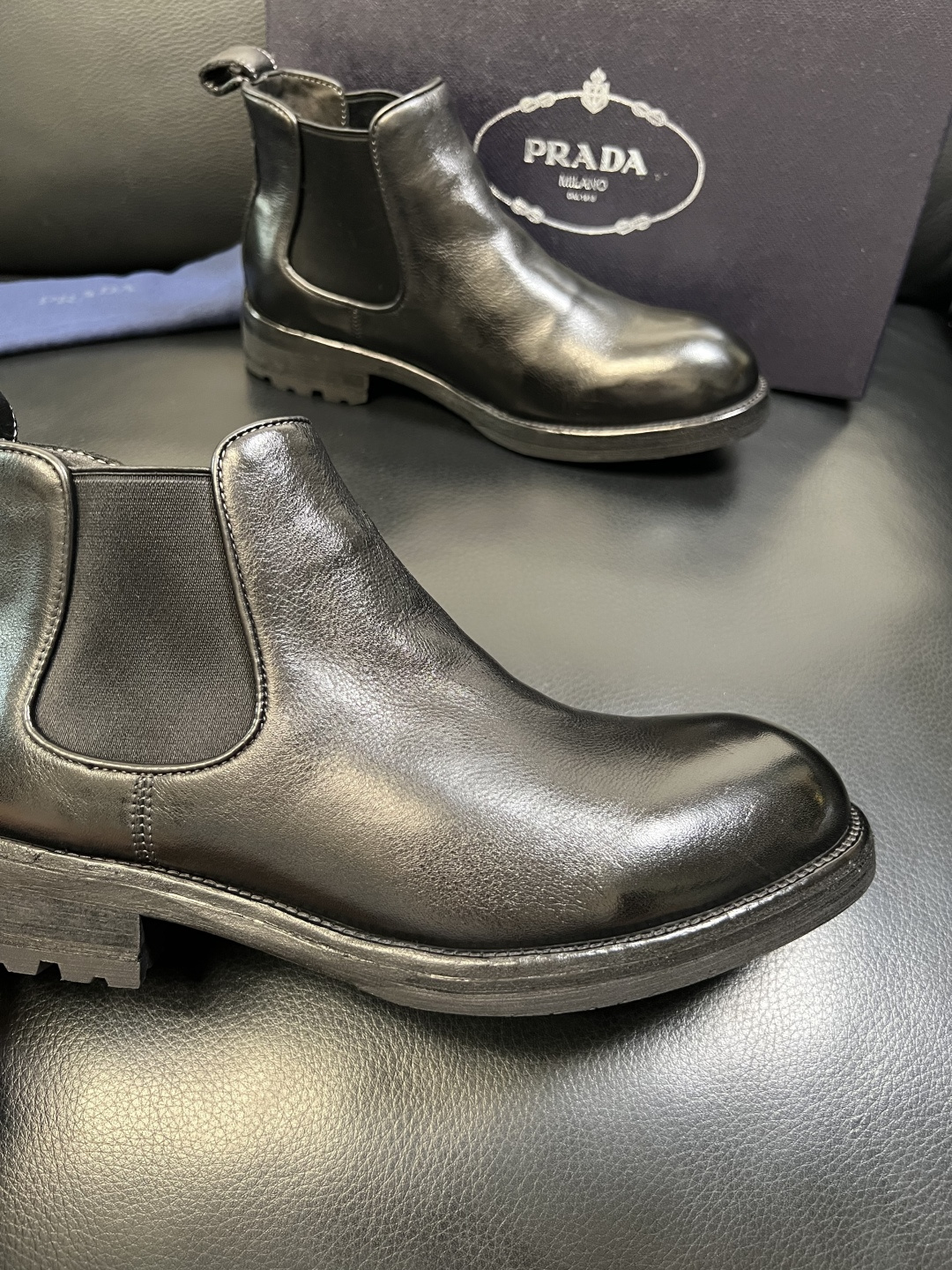 Prada 顶级工艺品，普拉达 专柜同步，原厂配置意大利进口水洗马皮面料，进口牛皮内里垫，透气舒适，鞋底